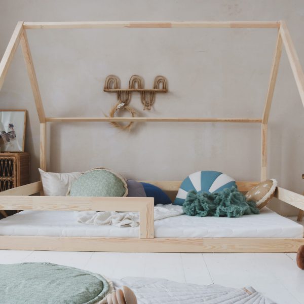Łóżko domek Barierra 140x200 naturalne drewno nóżki 1 cm ( szybka wysyłka ) styl skandynawski